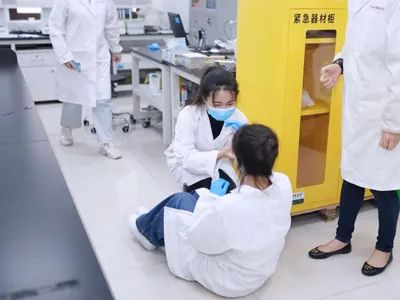 眾御實(shí)業(yè)助力上海一高校實(shí)驗(yàn)室安全應(yīng)急演練暨安全文化周開幕！(圖4)